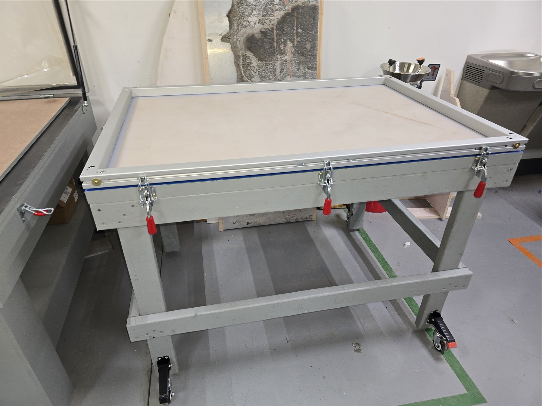 A second vacuum table for smaller work.